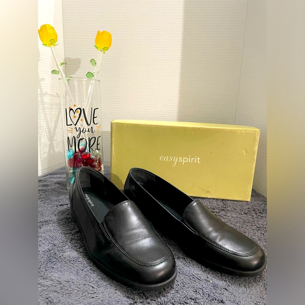 easySpirit women’s casual walking shoes. Size 9-M. Leather uppers, black.